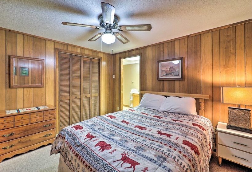 Pool & Lake Access: Idyllic Cottage In Newland