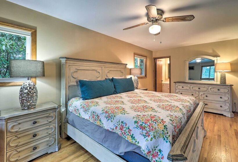 Pool & Lake Access: Idyllic Cottage In Newland