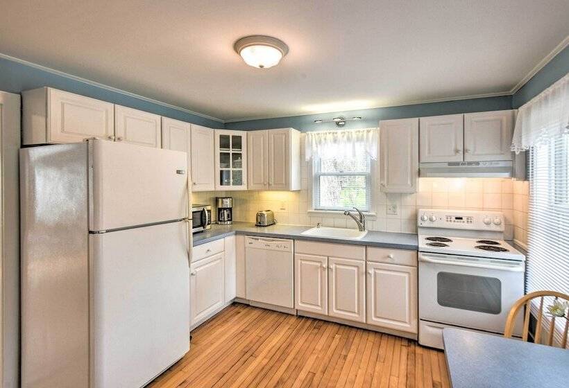 Kennebunk Home W/ Yard < 1 Mile To Dock Square!