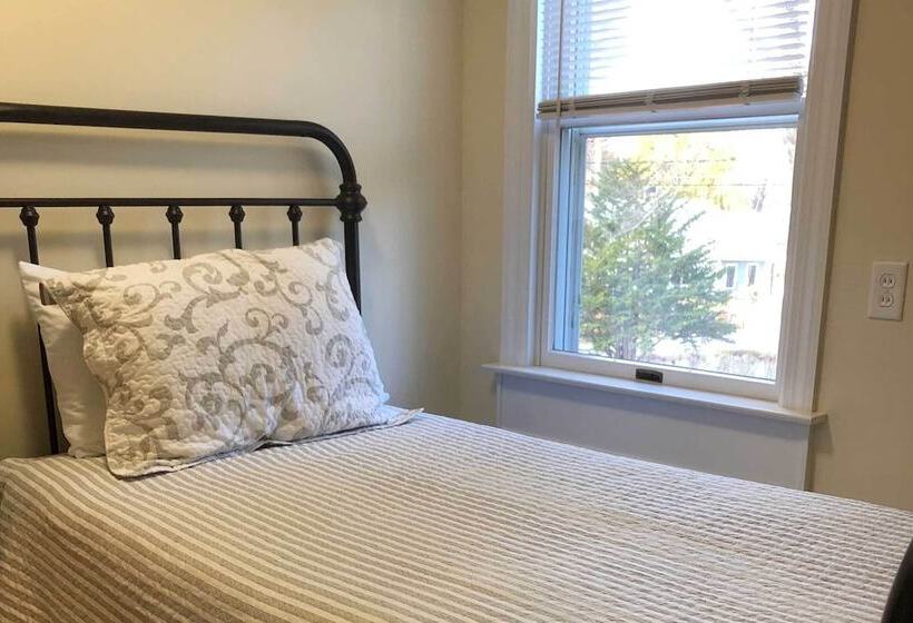 Kennebunk Home W/ Yard < 1 Mile To Dock Square!