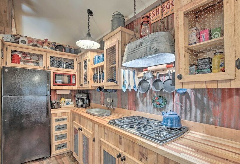 Kerrville Converted Barn Tiny Home W/ Kayaks!