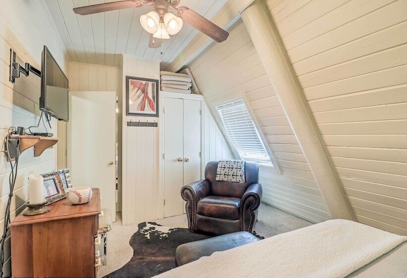 Lake Martin Cabin W/ Luxury Dock & Kayaks!