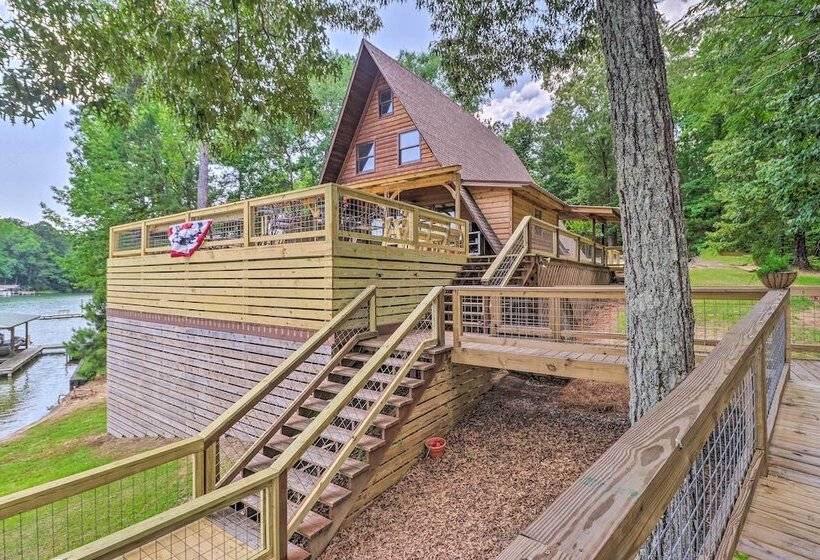 Lake Martin Cabin W/ Luxury Dock & Kayaks!