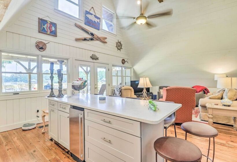 Lake Martin Cabin W/ Luxury Dock & Kayaks!