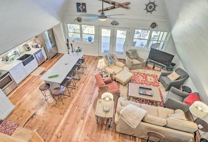 Lake Martin Cabin W/ Luxury Dock & Kayaks!