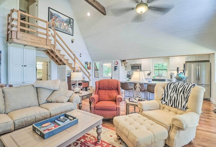 Lake Martin Cabin W/ Luxury Dock & Kayaks!