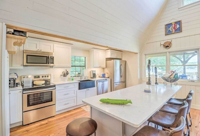 Lake Martin Cabin W/ Luxury Dock & Kayaks!