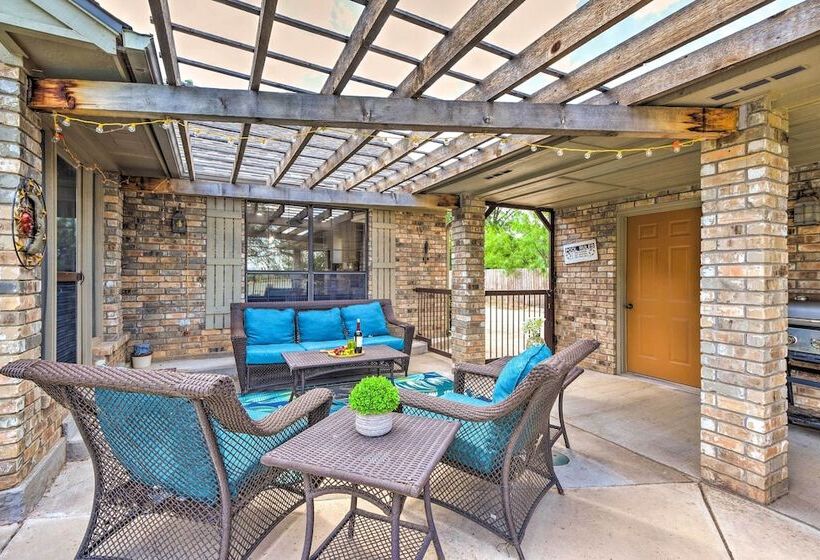 Lake Palo Pinto Retreat: Dock & Private Pool!