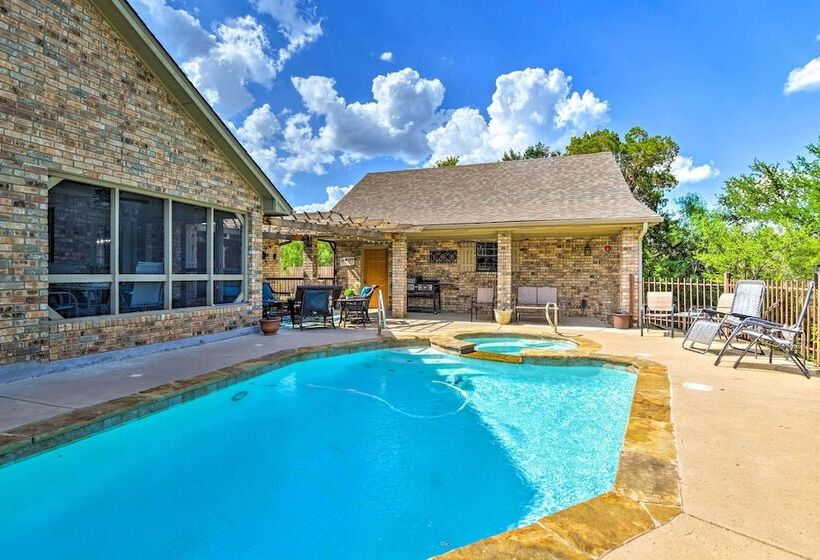 Lake Palo Pinto Retreat: Dock & Private Pool!