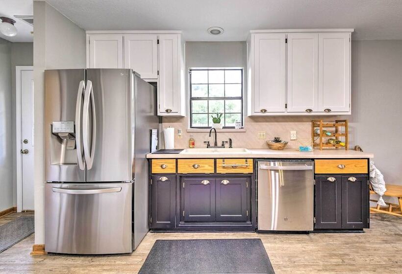 Lake Palo Pinto Retreat: Dock & Private Pool!