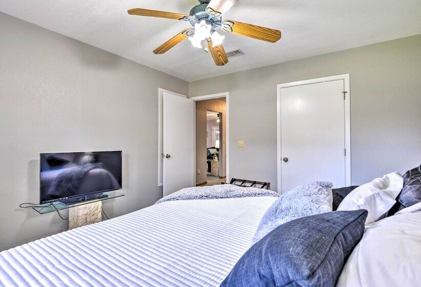 Lake Palo Pinto Retreat: Dock & Private Pool!