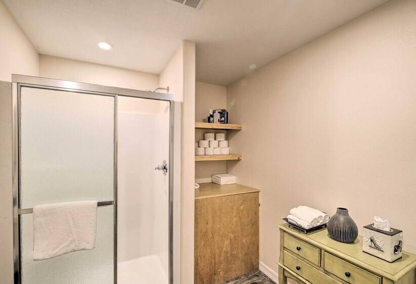 Lakefront Cabin W/ Access To 2 Paddleboats!