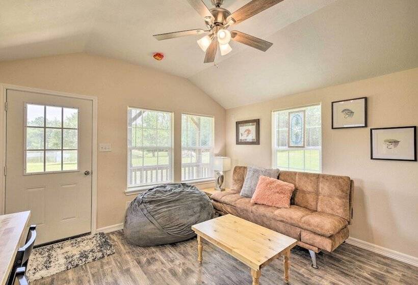 Lakefront Cabin W/ Access To 2 Paddleboats!