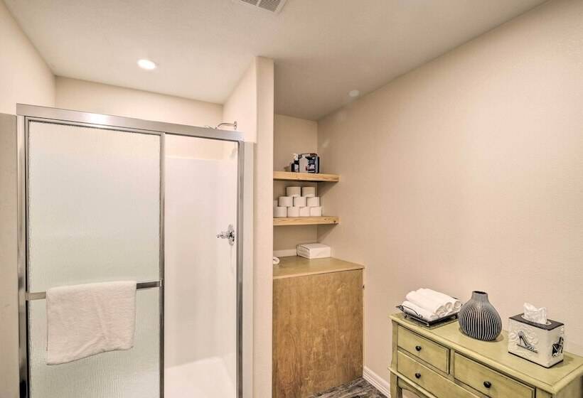 Lakefront Cabin W/ Access To 2 Paddleboats!