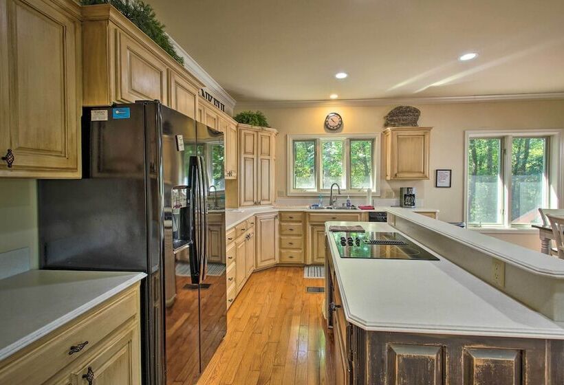 Dock & Kayaks: Lakefront Hot Springs Home