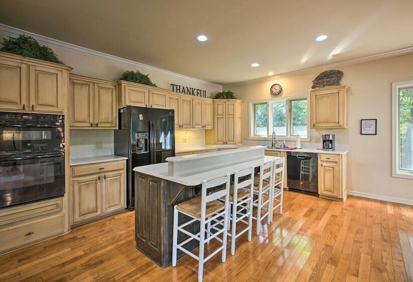 Dock & Kayaks: Lakefront Hot Springs Home