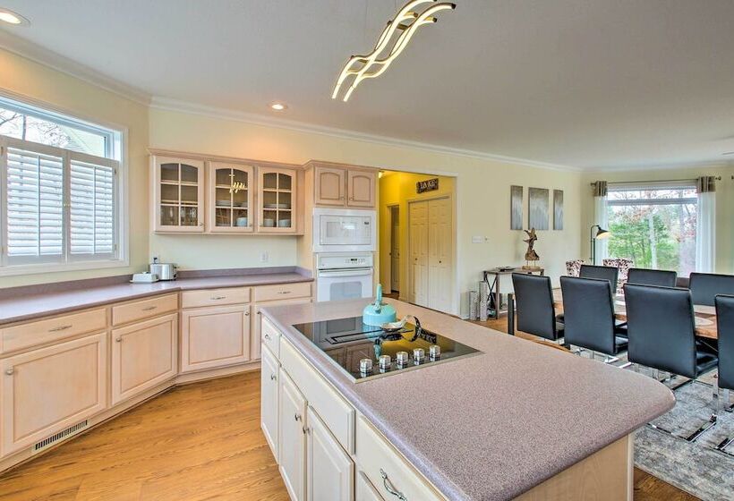 Lakefront Hot Springs Home W/ Deck & Boat Dock