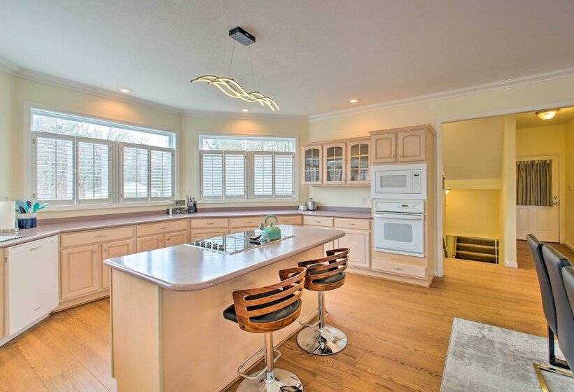 Lakefront Hot Springs Home W/ Deck & Boat Dock