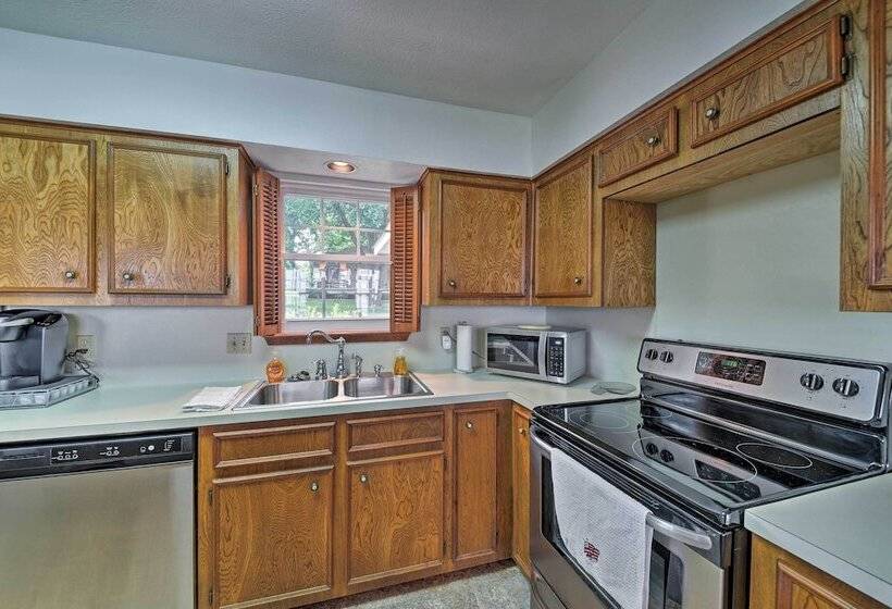 Lakefront Livingston Home W/ Dock, 1 Mi To Launch!