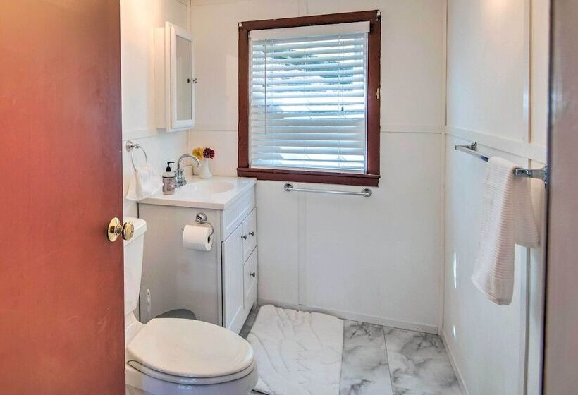 Lakefront Retreat W/ Kayaks, Grill, Fire Pit!