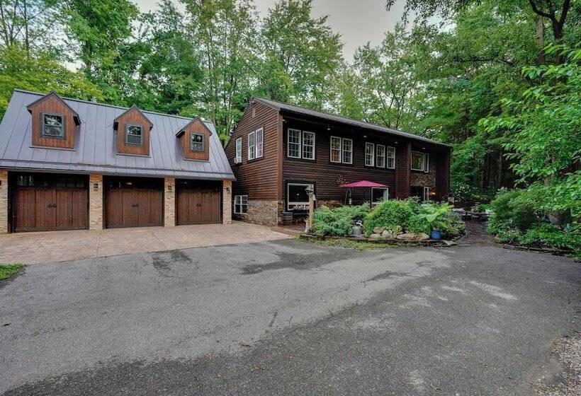 Large Family Home W/ Patios, Gas Grill + Fire Pit!