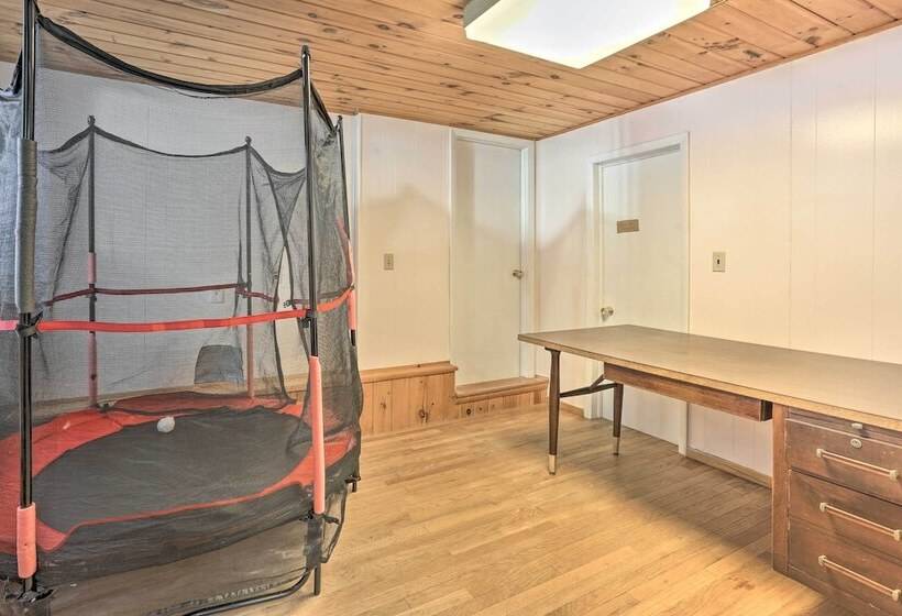 Large Greeley House W/ 2 Game Rooms + Yard!