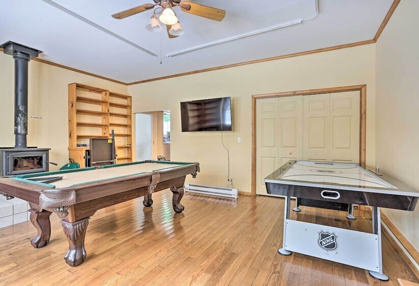 Large Greeley House W/ 2 Game Rooms + Yard!