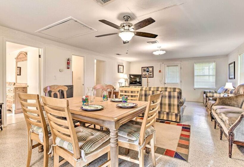 Las Brisas  Palacios Home   Fishing Pier & Kayaks