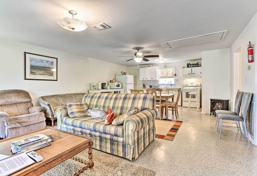 Las Brisas  Palacios Home   Fishing Pier & Kayaks