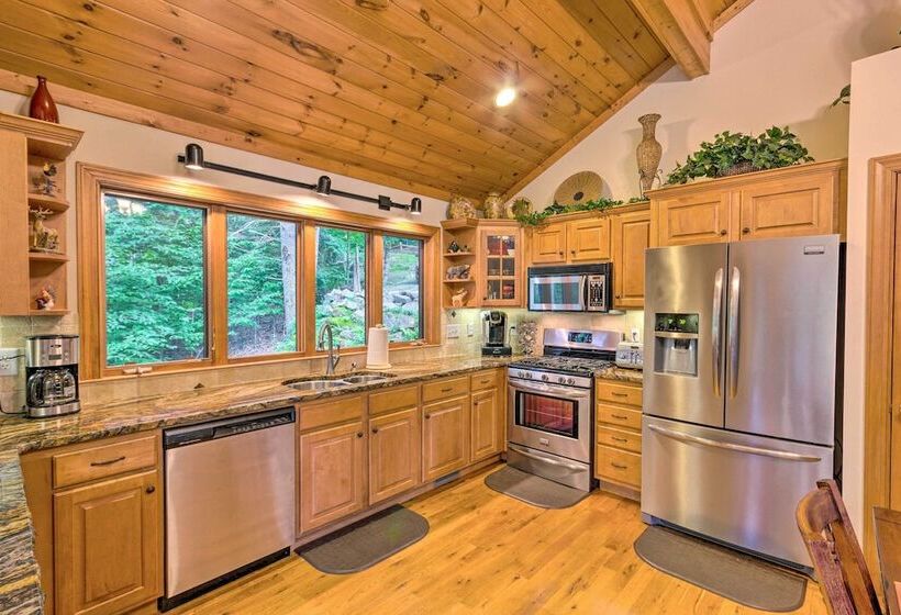Lavish Beech Mountain Ski Cabin W/ Hot Tub!