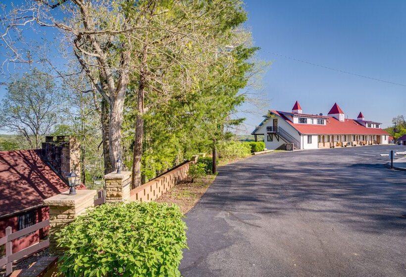 Ledge Lodge  Burkesville Getaway: Pool & Views!