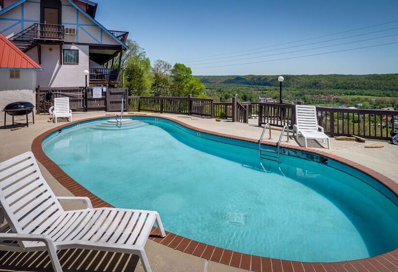 Ledge Lodge  Burkesville Getaway: Pool & Views!
