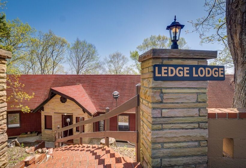 Ledge Lodge  Burkesville Getaway: Pool & Views!