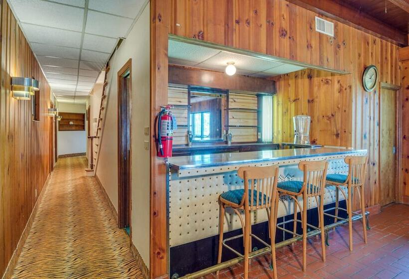 Ledge Lodge  Burkesville Getaway: Pool & Views!