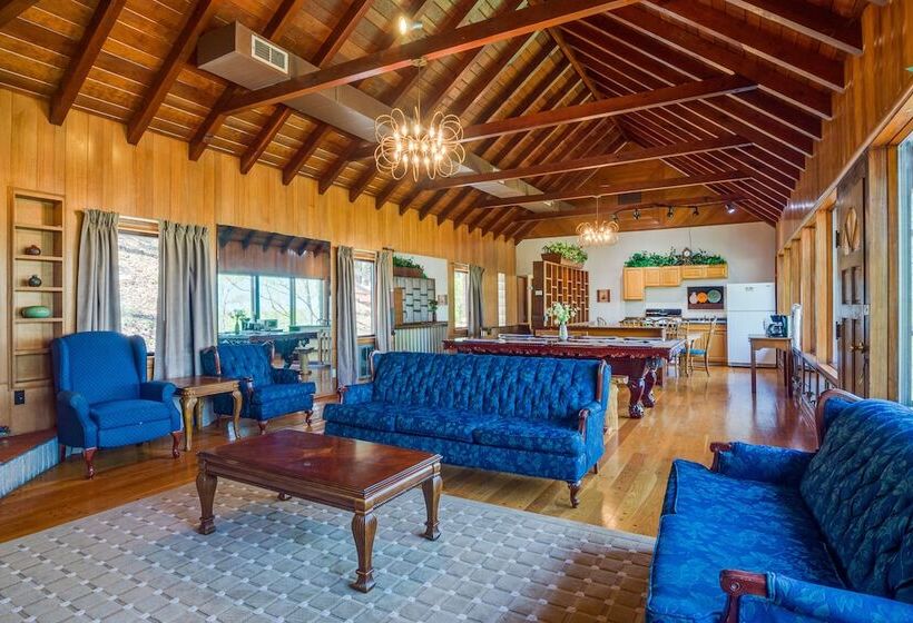 Ledge Lodge  Burkesville Getaway: Pool & Views!