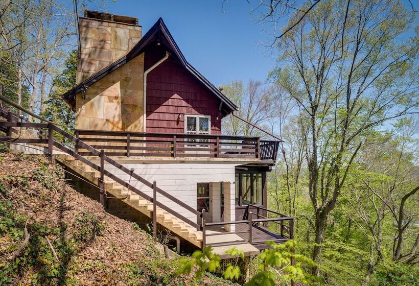 Ledge Lodge  Burkesville Getaway: Pool & Views!