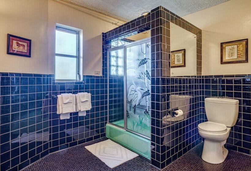 Ledge Lodge  Burkesville Getaway: Pool & Views!