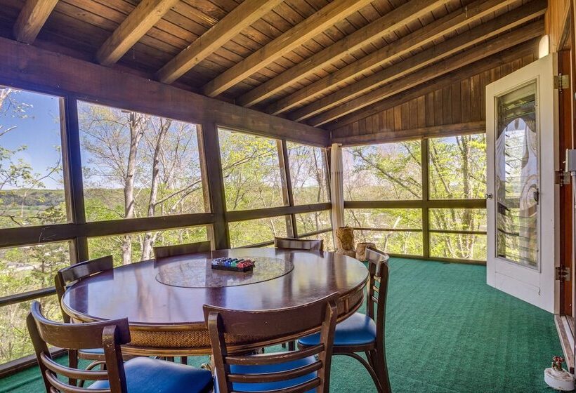 Ledge Lodge  Burkesville Getaway: Pool & Views!