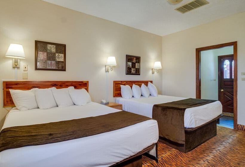 Ledge Lodge  Burkesville Getaway: Pool & Views!