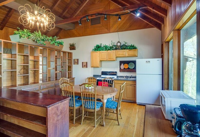 Ledge Lodge  Burkesville Getaway: Pool & Views!