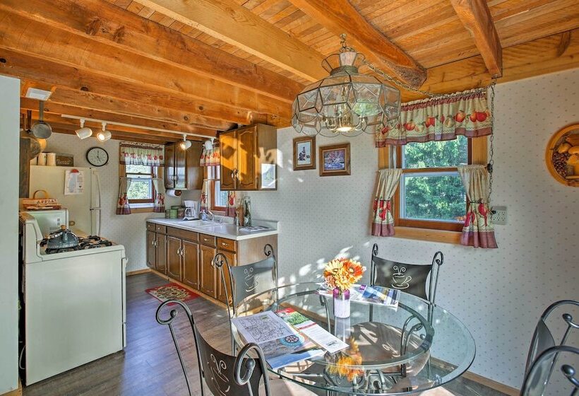 Leelanau Country Cottage ~ 4 Mi To Suttons Bay!