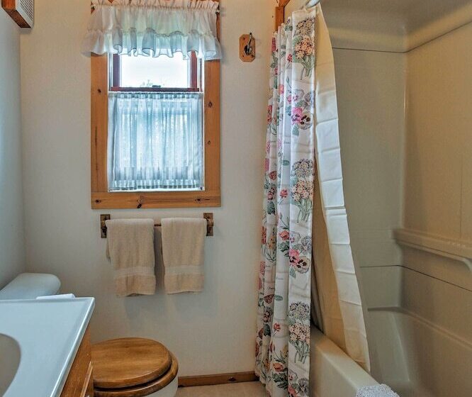 Leelanau Country Cottage ~ 4 Mi To Suttons Bay!