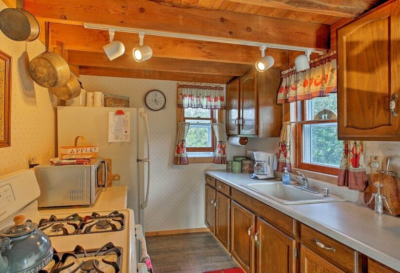 Leelanau Country Cottage ~ 4 Mi To Suttons Bay!