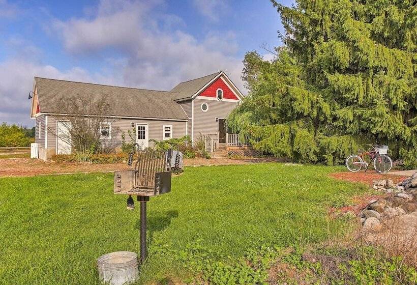 Leelanau Country Cottage ~ 4 Mi To Suttons Bay!