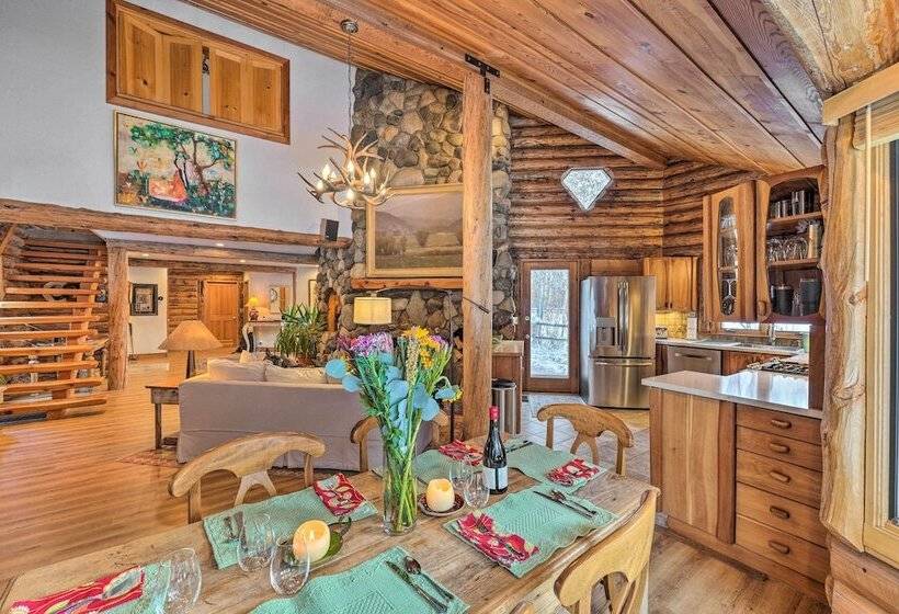 Life On Easy Street W/ Hot Tub: 7 Mi To Dwtn!