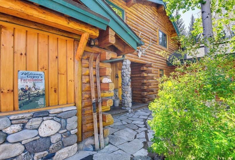 Life On Easy Street W/ Hot Tub: 7 Mi To Dwtn!