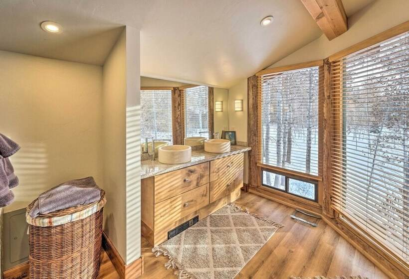 Life On Easy Street W/ Hot Tub: 7 Mi To Dwtn!