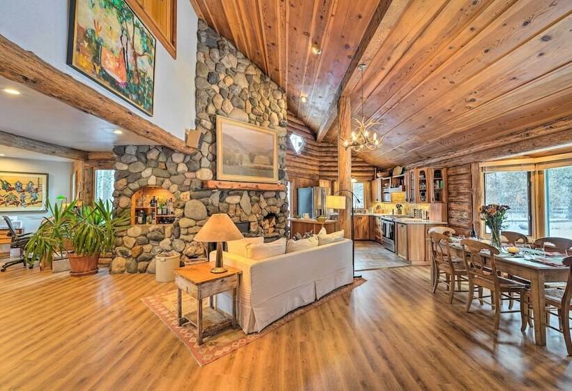 Life On Easy Street W/ Hot Tub: 7 Mi To Dwtn!