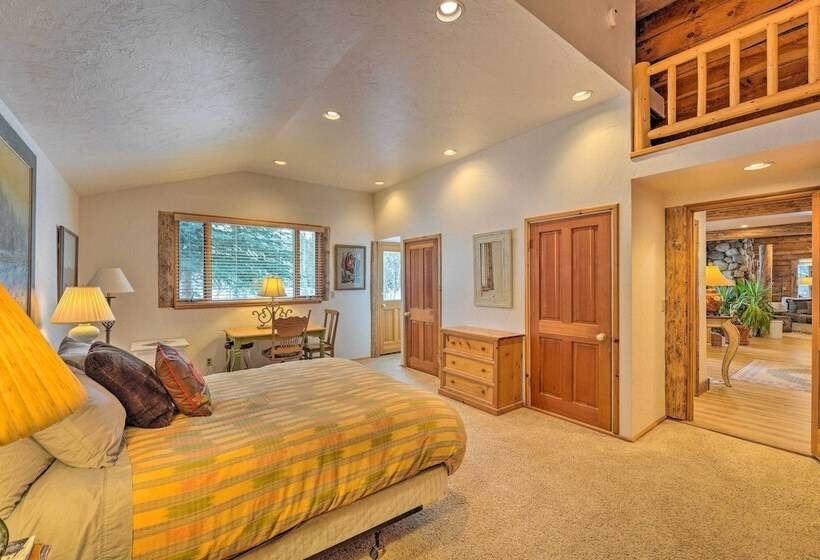 Life On Easy Street W/ Hot Tub: 7 Mi To Dwtn!