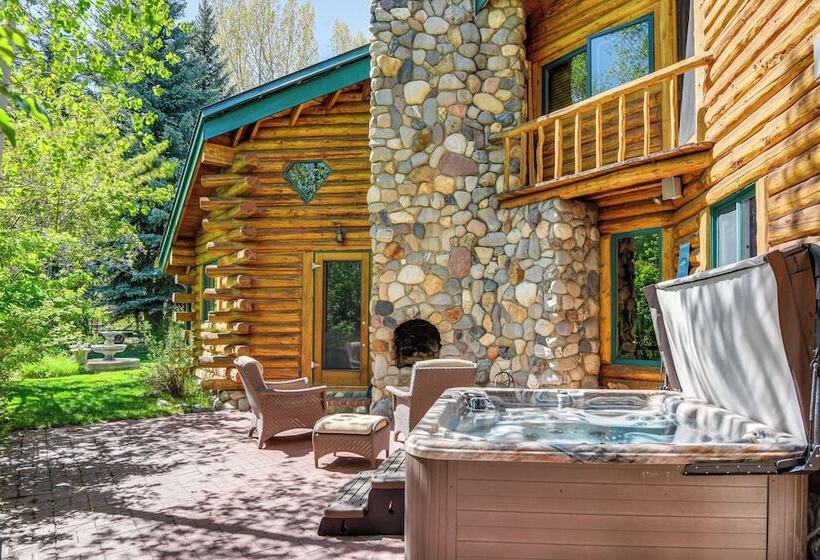 Life On Easy Street W/ Hot Tub: 7 Mi To Dwtn!